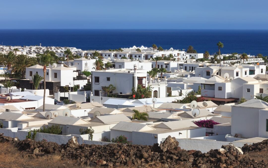 Casas blancas de Puerto del Carmen junto al mar, en Lanzarote