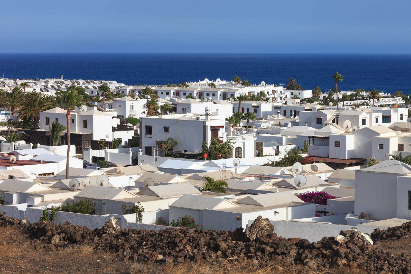 Casas blancas de Puerto del Carmen junto al mar, en Lanzarote